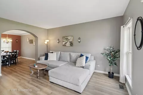 Living - 3561 Lakeview Dr, Algonquin, IL 60102 photo 1 of 3