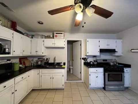 Kitchen - 315 Douglas Ave, Elgin, IL 60120 photo 2 of 4