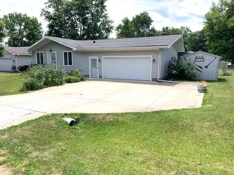 4 Thomas Ct, Wapella, IL 61777
