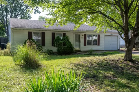 1105 Frank Dr, Champaign, IL 61821