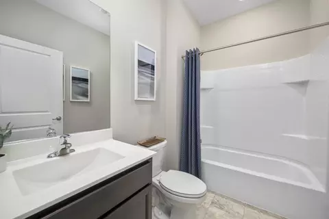 Bath - 930 Savannah Ln, Algonquin, IL 60102 photo 6 of 6