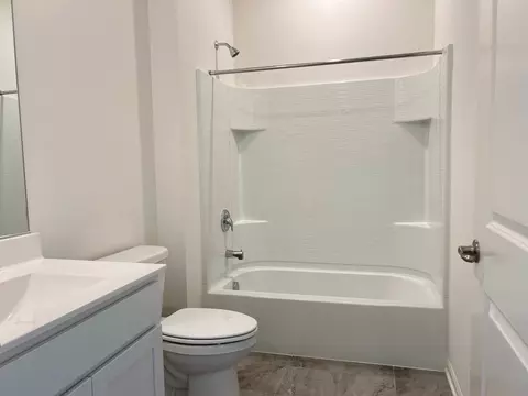 Bath - 930 Savannah Ln, Algonquin, IL 60102 photo 1 of 6