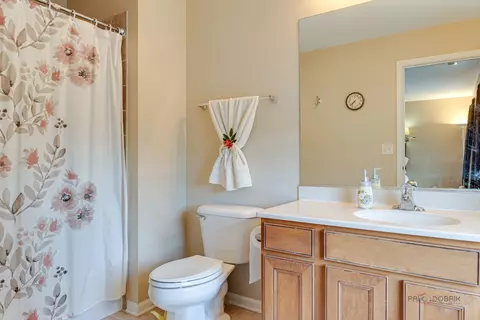 Bath - 737 Thornbury Rd, Bartlett, IL 60103 photo 2 of 3