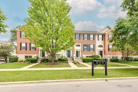 737 Thornbury Rd, Bartlett, IL 60103