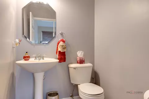 Bath - 737 Thornbury Rd, Bartlett, IL 60103 photo 1 of 3