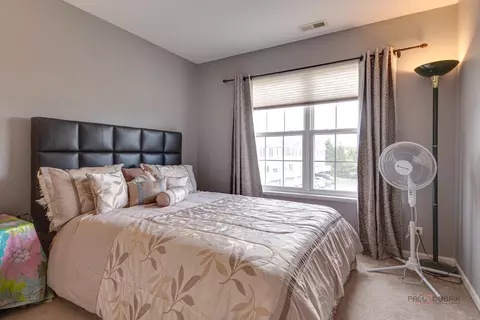 Bedroom - 737 Thornbury Rd, Bartlett, IL 60103 photo 4 of 7