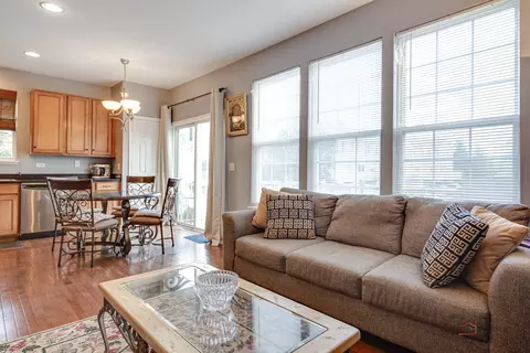 Living - 737 Thornbury Rd, Bartlett, IL 60103 photo 6 of 7
