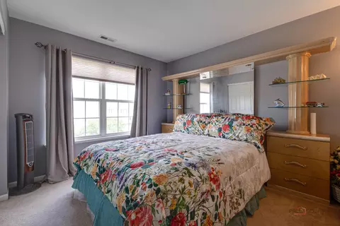 Bedroom - 737 Thornbury Rd, Bartlett, IL 60103 photo 6 of 7