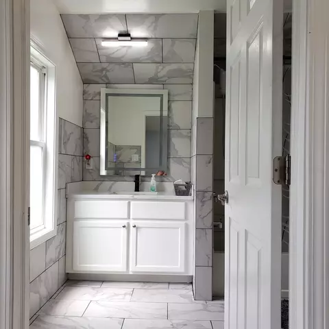 Bath - 374 Beach St, Aurora, IL 60505 photo 1 of 5