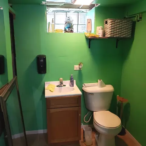 Bath - 374 Beach St, Aurora, IL 60505 photo 5 of 5
