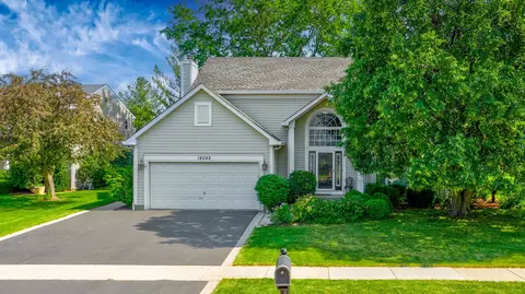 18048 W Stockton Ct, Gurnee, IL 60031