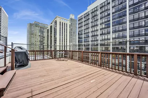 Exterior - 33 E Cedar St #5A, Chicago, IL 60611 photo 2 of 2