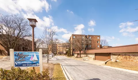 898 Wellington Ave #302, Elk Grove Village, IL 60007
