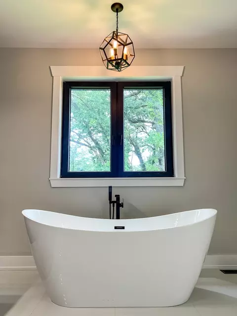 Bath - 9517 Forest Pl, Des Plaines, IL 60016 photo 2 of 3