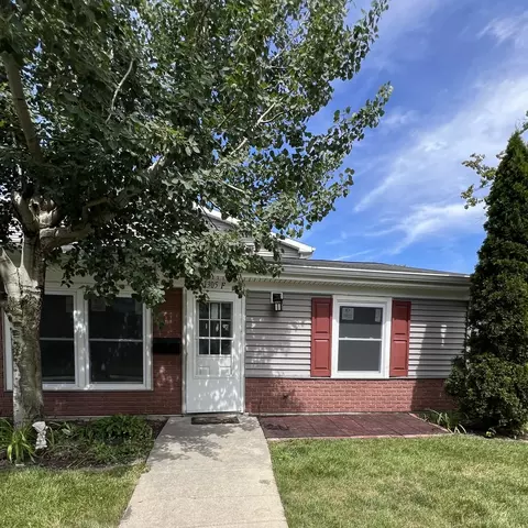 1305 Kingsbury Dr #F, Hanover Park, IL 60133