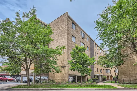 7320 N Rogers Ave #215, Chicago, IL 60626