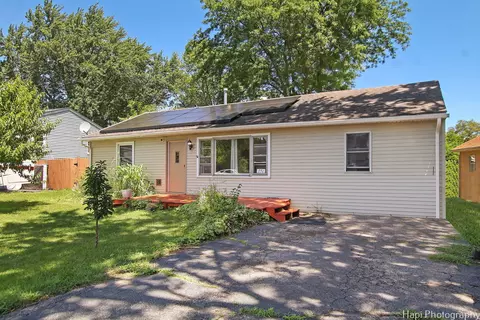 351 Lakewood Dr, Antioch, IL 60002