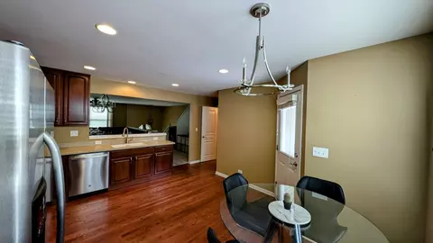 1061 Crane Pt, Elgin, IL 60124 photo 2