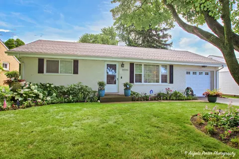 33261 N Sunset Ave, Grayslake, IL 60030