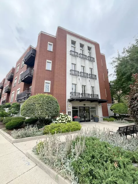 1075 W Roosevelt Rd #303, Chicago, IL 60608