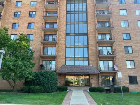 1747 W Crystal Ln #503, Mount Prospect, IL 60056