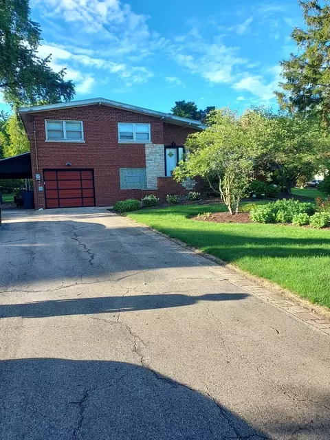 22 W274 Poplar Ave, Medinah, IL 60157