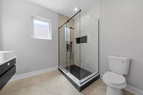 Bath - 1523 E 72nd St, Chicago, IL 60619 photo 2 of 6