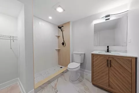 Bath - 1523 E 72nd St, Chicago, IL 60619 photo 6 of 6