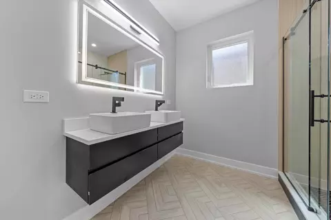Bath - 1523 E 72nd St, Chicago, IL 60619 photo 3 of 6