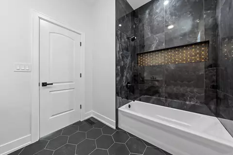 Bath - 1523 E 72nd St, Chicago, IL 60619 photo 1 of 6