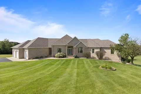 8703 Overlook Dr, Roscoe, IL 61073