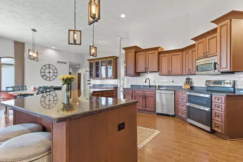 Kitchen - 8703 Overlook Dr, Roscoe, IL 61073 photo 2 of 7