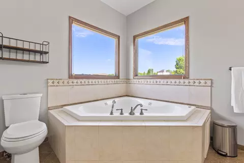 Bath - 8703 Overlook Dr, Roscoe, IL 61073 photo 2 of 6