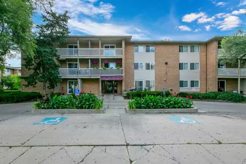 930 Beau Dr #304, Des Plaines, IL 60016