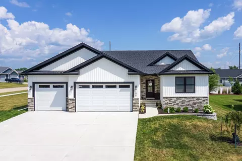 108 Trail Ridge Dr, Lexington, IL 61753