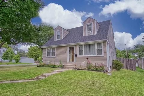 497 N Chatham Ave, Villa Park, IL 60181