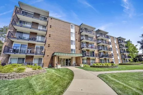 5 S040 Pebblewood Ln #E207, Naperville, IL 60563