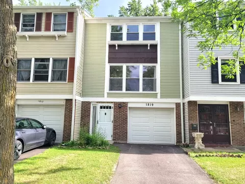 1819 Lancashire Ct, Schaumburg, IL 60194