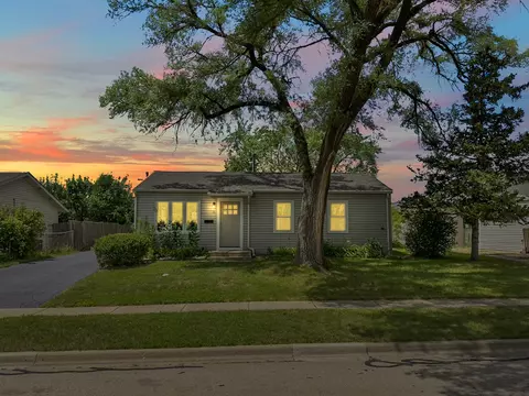 118 E Streamwood Blvd, Streamwood, IL 60107