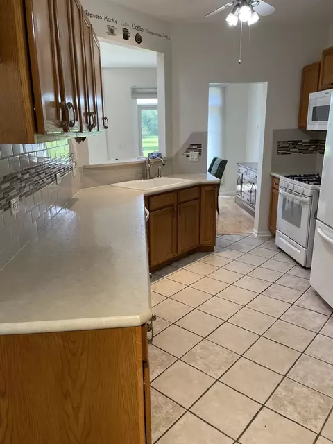 Kitchen - 12 Arbordale Ct, Algonquin, IL 60102 photo 2 of 2