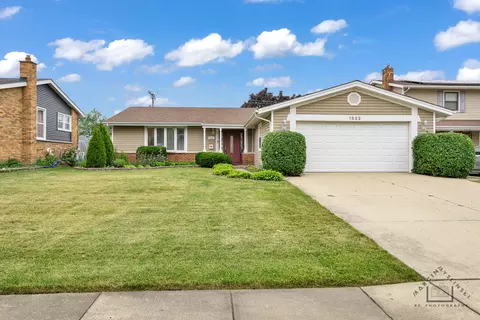 1832 W Locust Ln, Mount Prospect, IL 60056