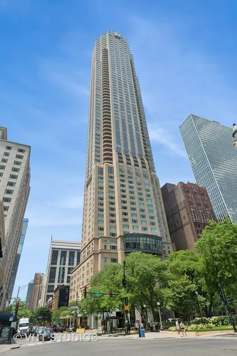 800 N Michigan Ave #4702, Chicago, IL 60611