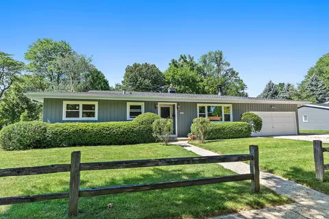 643 E Macarthur Dr, Palatine, IL 60074