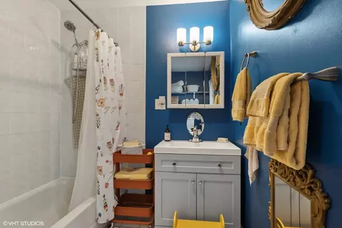 Bath - 842 W 33rd St, Chicago, IL 60608 photo 2 of 3