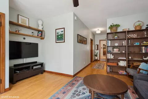 Living - 842 W 33rd St, Chicago, IL 60608 photo 3 of 5