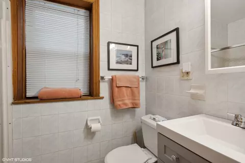 Bath - 842 W 33rd St, Chicago, IL 60608 photo 1 of 3