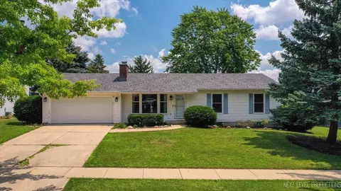 111 Acorn Dr, North Aurora, IL 60542