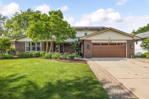 142 Chaucer Ct, Willowbrook, IL 60527