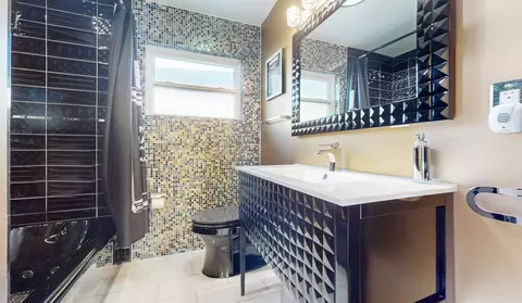 Bath - 1907 E 93rd St, Chicago, IL 60617 photo 1 of 9