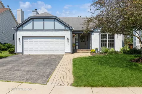 6126 Golfview Dr, Gurnee, IL 60031
